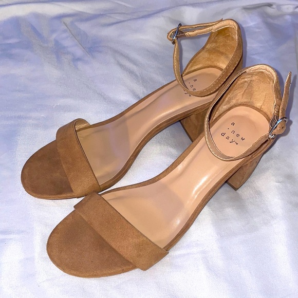 Tan Heels - Picture 1 of 1